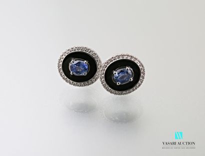 null Pair of 750 thousandth white gold earrings set with two oval-cut sapphires in...