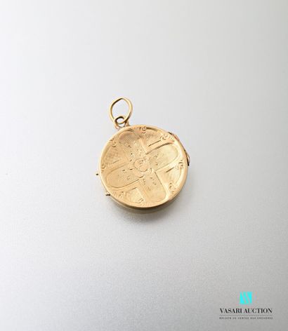 null Small round opening medallion in chased and guilloché yellow gold decorated...