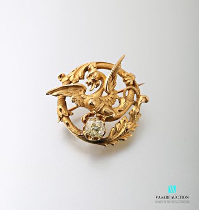 null Round brooch in 750-thousandths yellow gold with chimera motif holding an antique...