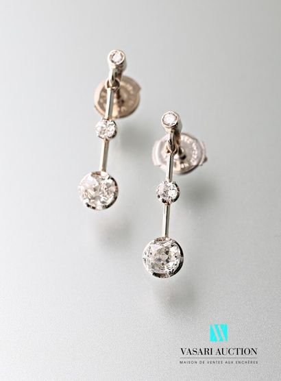 null Pair of white gold earrings made of a drop of three diamonds: 0.02, 0.05 and...