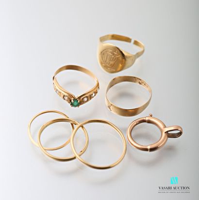 null Gold lot 750 thousandths at the cassia: four rings, a gold and stone ring and...