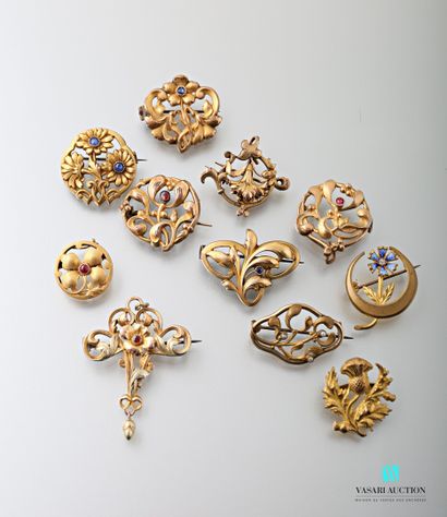 null Nine brooches, a loop and a clip from the late 19th and early 20th century in...