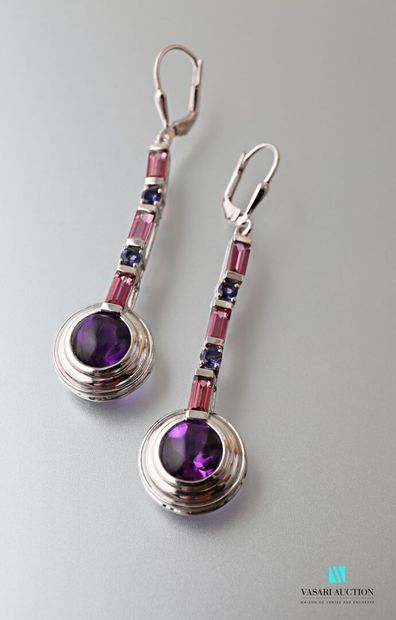 null Pair of silver earrings decorated with amethysts baguette cut and cabochon.

Gross...