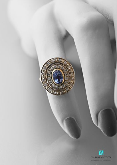 null Ring in 750 thousandths yellow gold, oval motif centred on a sapphire in a double...