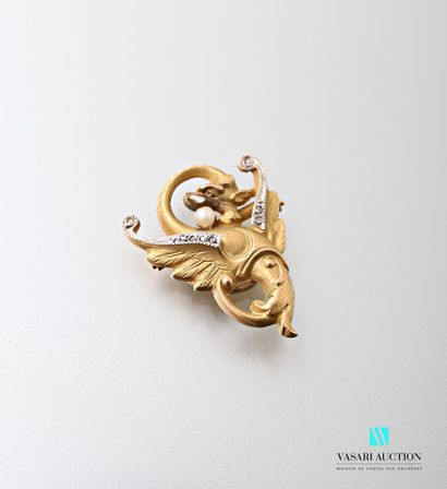 null Clip in 750-thousandths yellow gold stamped with a dragon devouring a pearl,...