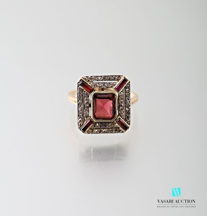 null 
Ring in 750 thousandths yellow gold, rectangular cut-sided motif centred on...