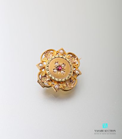 null Brooch in yellow and pink gold 750 thousandths, with floral and diamond decoration...