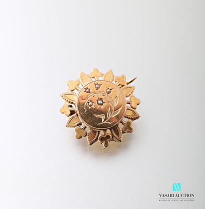 null Round brooch in yellow gold 750 thousandths, the circumference decorated with...