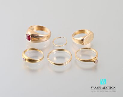 null Gold cassia set with five rings

Gross weight: 20.12 g