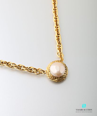 null Chanel, gold-plated necklace with an interlaced mesh decorated with a round...