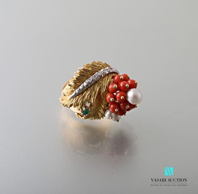 null Cocktail ring in 750 thousandths yellow gold, it is set with a motif of two...
