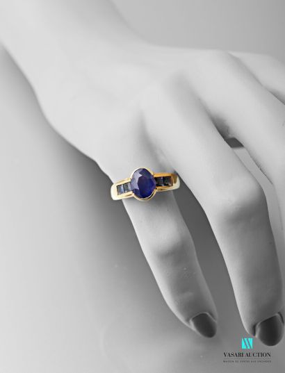 null Vermeil ring adorned in its centre with an oval-shaped treated sapphire flanked...