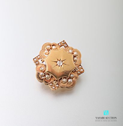 null Embossed and pierced 750-thousandths yellow gold brooch with tri-lobed motifs,...