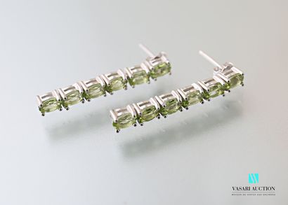 null Pair of earrings of 925 sterling silver set with a line of five peridots 

Weight:...