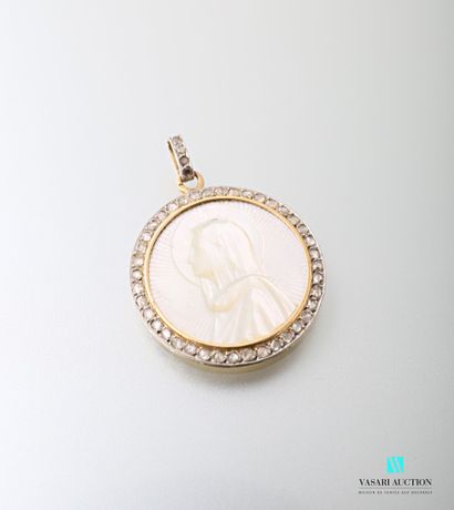null Round mother-of-pearl medal with a profile of the Virgin Mary, the 750 thousandths...