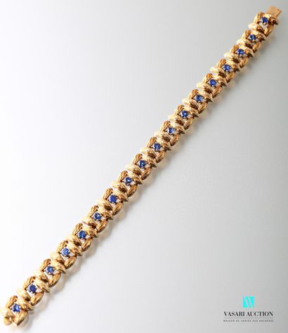 null 750-thousandths yellow gold bracelet with square guilloché gold shuttle links...