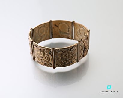 null Bracelet Art Déco en métal formée de sept plaques à décor floral repoussé, chaînette...