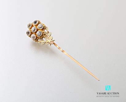 null Short pin in 750 thousandths yellow gold, oval motif with crossed branches in...