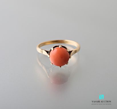 null Ring in yellow gold 750 thousandths adorned with a round coral cabochon 

Gross...