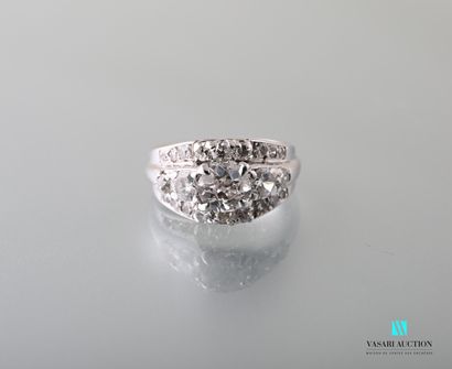 null Platinum ring set with diamonds on three rows, the central one antique cut of...