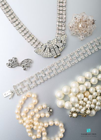 null Lot de bijoux fantaisie comprenant un collier à double rangs de perles fantaisie,...