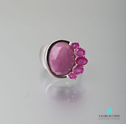 null Silver ring decorated with treated rubies.

Gross weight: 8.63 g - Finger size:...