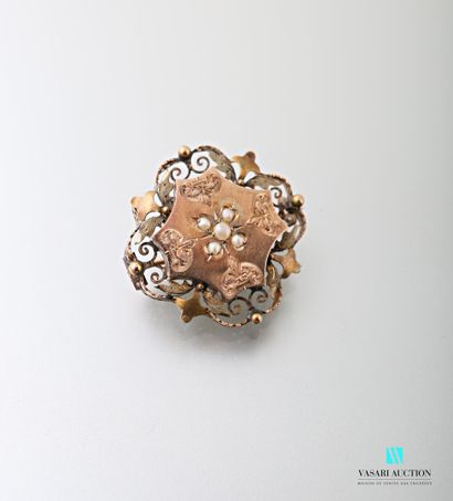 null 750-thousandths gold brooch of turbulent diamond shape decorated with filigrees...