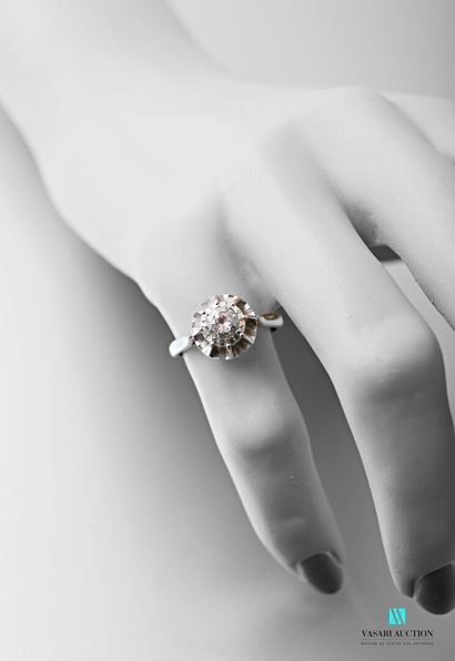 null Ring in white gold 750 thousandths decorated with a solitaire brilliant of about...