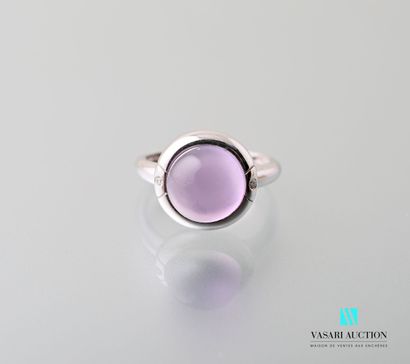 null 750 thousandths white gold ring centered on a cabochon-cut amethyst calibrating...