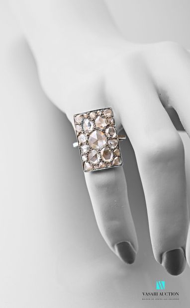 null 
Ring in 750 thousandths white gold, rectangular pattern paved with rose-cut...