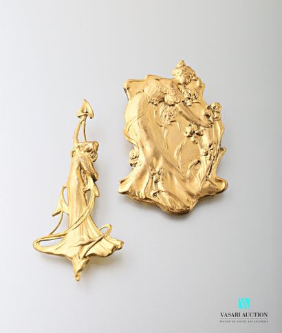 null Deux importantes broches Art Nouveau en plaqué or : une représentant une femme...