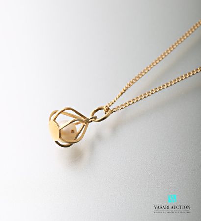 null a 750 thousandths yellow gold chain and a 750 thousandths yellow gold pendant...