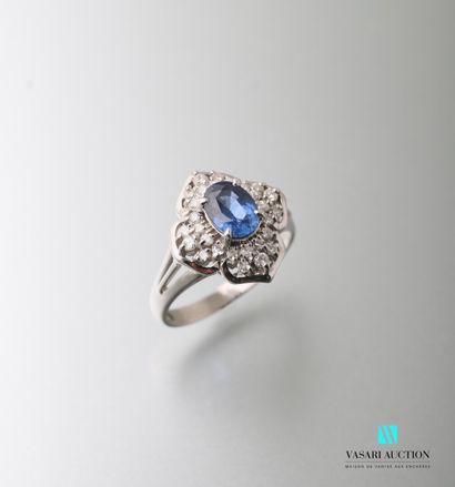 null Platinum ring 900 thousandths set with a sapphire calibrating 0.88 carat in...