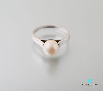 null 
750 thousandths white gold ring set with a cultured pearl (diameter 7.4 mm)...