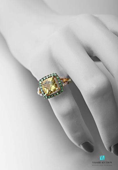 null 750 thousandths yellow gold ring adorned in its centre with a faceted cushion-cut...