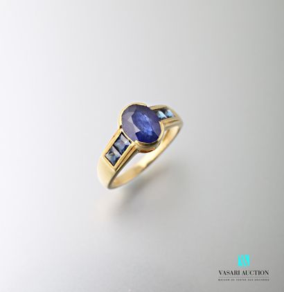 null Vermeil ring adorned in its centre with an oval-shaped treated sapphire flanked...