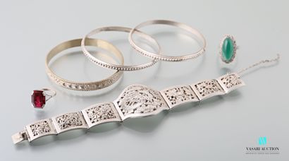 null Lot en métal et argent comprenant trois bracelets joncs, un bracelet articulé...
