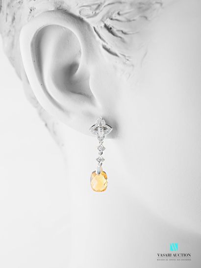 null Paire de pendants d'oreilles en or blanc 750 millièmes ornés de deux citrines...