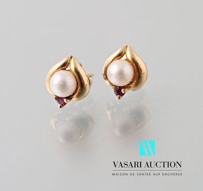 null Pair of 750 thousand gold earrings with two pearls.

Gross weight: 1.18 g
