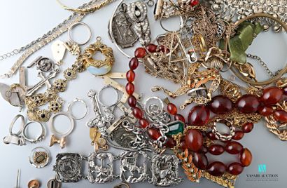 null Lot of costume jewelry including gold-plated or silver-plated bracelets, rings,...