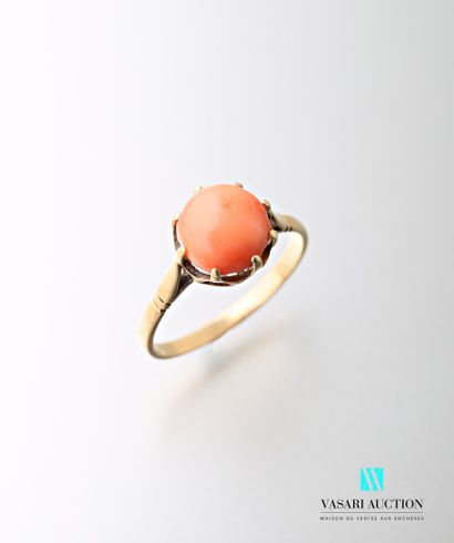 null Ring in yellow gold 750 thousandths adorned with a round coral cabochon 

Gross...