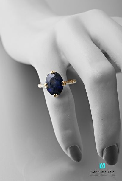 null Ring in yellow gold 750 thousandths set with a synthetic oval sapphire in double...