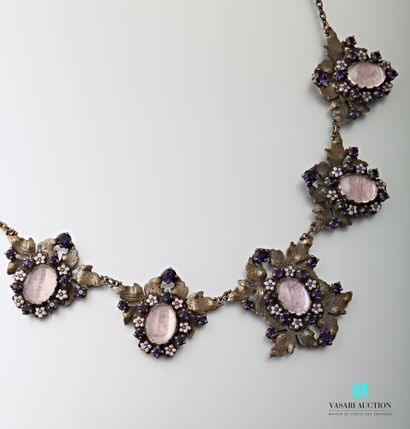 null Zazou, metal necklace decorated with five leafy motifs paved with glass cabochons...