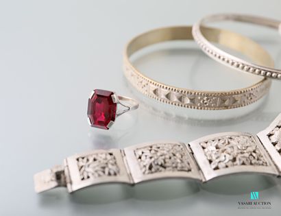 null Lot en métal et argent comprenant trois bracelets joncs, un bracelet articulé...