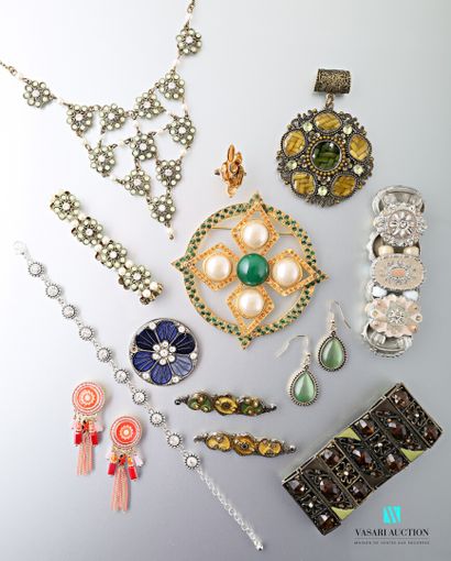 null A set of metal costume jewellery decorated with imitation pearls and stones:...