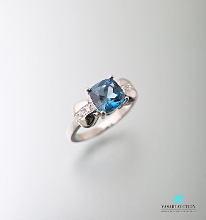 null 925 sterling silver ring set with a central topaz set with two knotted motifs...