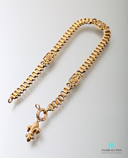 null 
Bracelet souple en or mailles barrettes alternant avec trois motifs rectangulaires...
