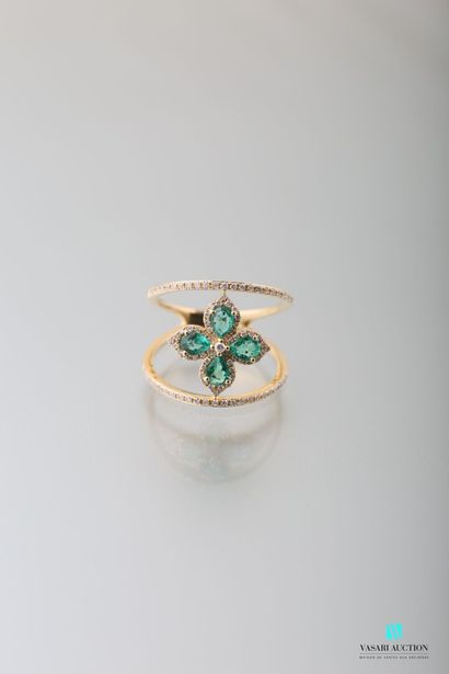 null Openwork 750 thousandths yellow gold ring centred on a flower-like motif adorned...