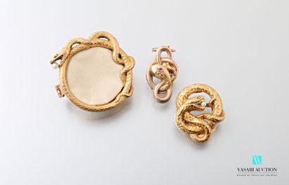 null Deux clips et une broche en plaqué or à décor serpentiforme de la fin du XIXème...