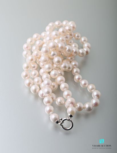 null Long necklace of one hundred and four 7.5/8 mm Akoya cultured pearls from Japan,...